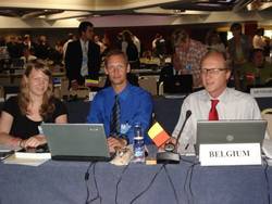 Fabian Ritter (Mitte) beim Plenum der IWC-Tagung.